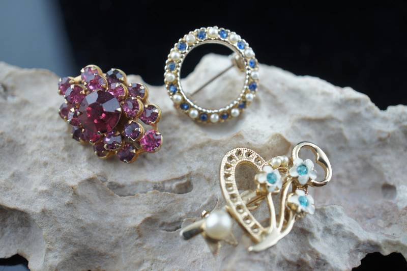 3Er Set Broschen Art Deco Schmuck Goldfarben Cz Perle Aurora Borealis Lila Violett Pink Herz Schlüssel Blume Creolen Modernist Graceful Cc44 von LOVNTG