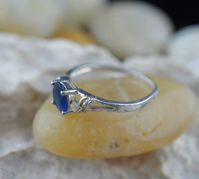 925 Ring Sterling Silber Größe 7 3/4 Vintage Glatt Design Band Blauer Stein Schmuck Cocktail St411 von LOVNTG