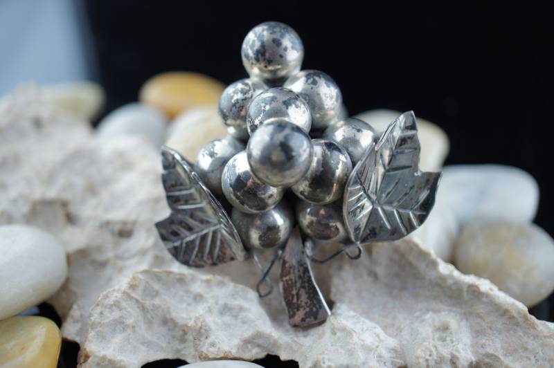 925 Sterling Silber Mexiko Art Deco Schmuck Brosche Vintage Blätter Trauben 3D Diamant Cut Design Pin Circa Modernist St440 von LOVNTG