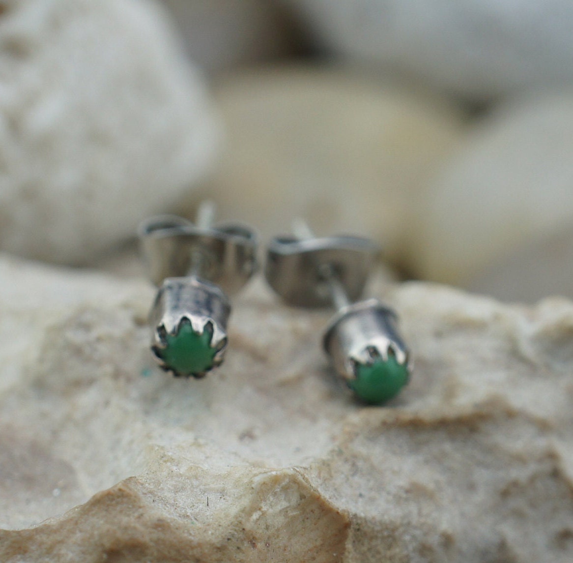 925 Sterling Silber Ohrringe Grün Stein Tiny Baby Schmuck Vintage Art Deco 57So von LOVNTG