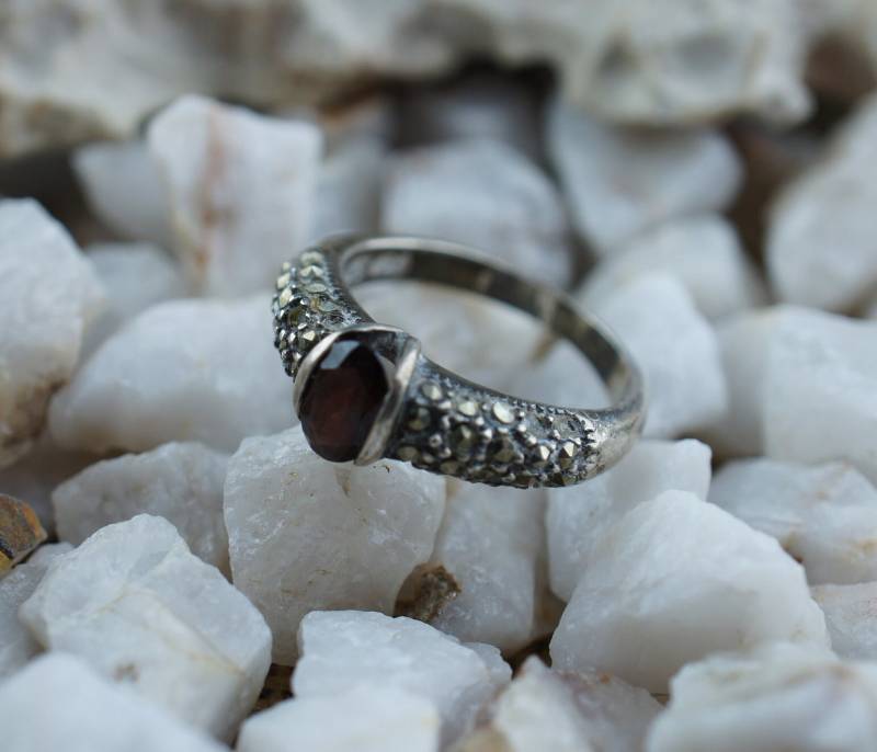 925 Sterling Silber Vintage Art Deco Ring Mit Braunem Stein Cz Kunstdiamant Gehämmert Design Größe 7 Circa Minimalistisch Modernist Graceful St443 von LOVNTG