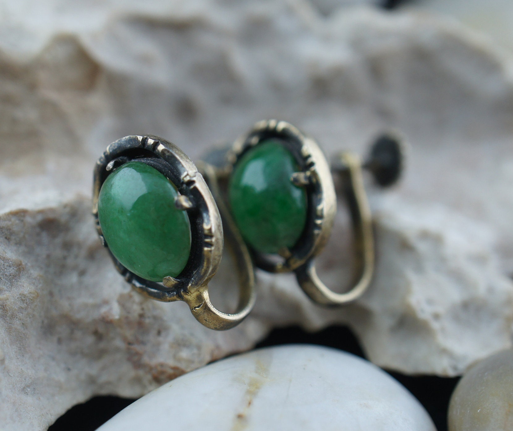 925 Sterling Silber Vintage Cocktail Ohrringe Gold Vermeil Grün Stein Oval Art Deco Schmuck Schraubrücken Circa Minimalistisch St395 von LOVNTG