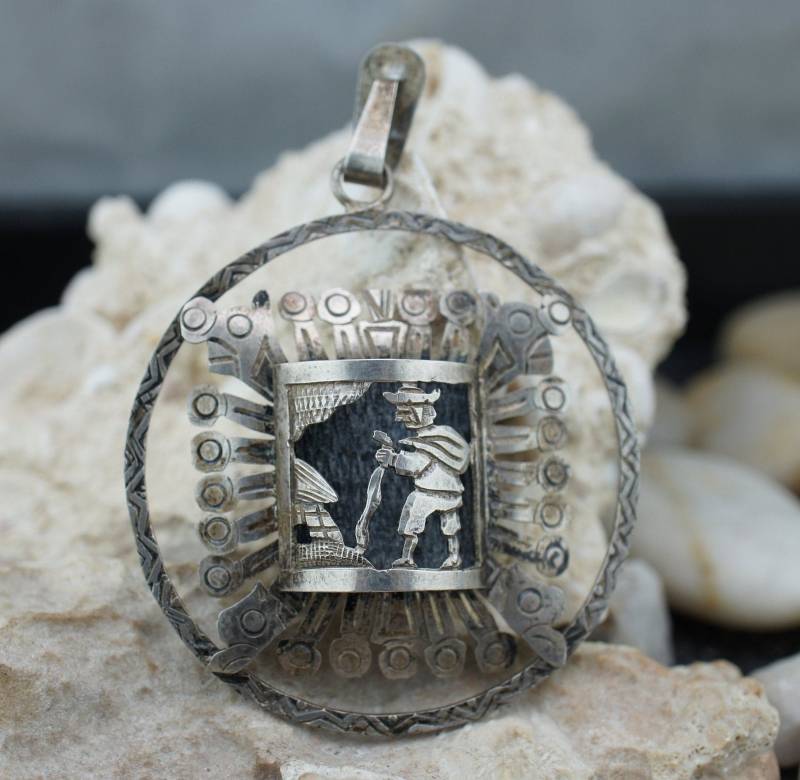 925 Sterling Silver Pendant Man Carved Hammered Handmade Art Deco Jewelry Vintage Wanderer St924 von LOVNTG