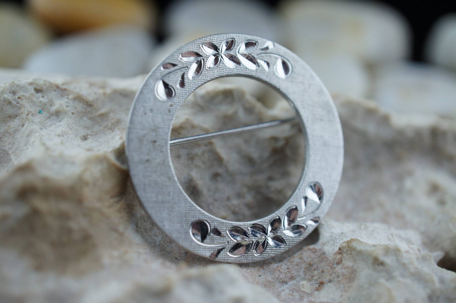 925 Sterlingsilber Vertiefungen Art Deco Schmuck Brosche Silber Ton Reifen Kreis Diamant Geschnitten Blätter Branchminimalist Modernist Anmutig St463 von LOVNTG