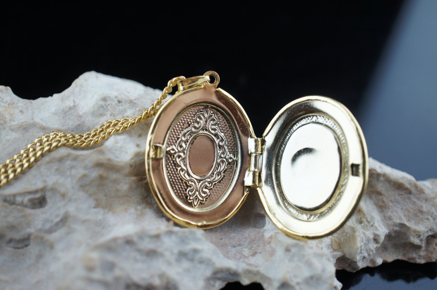 Anhänger Medaillon Goldfarben Oval Faux Perle Vintage Art Deco Öffnet Schmuck Halskette Kette Ring Im Design Minimalistisch Modernist L046 von LOVNTG