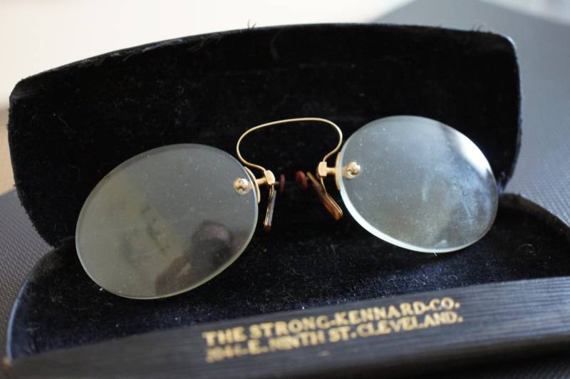 Antike 14K Gold Felge Whire Frame Brille Durch Die Starke Kennard Co Im Ursprünglichen Fall Brillen Z-049 von LOVNTG