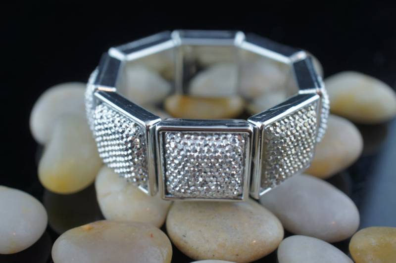 Armband Weiß Silber Ton Hochzeit Braut Funkelnd Art Deco Schmuck Circa Formlos Antique Charm Button Stretch Armreif Manschette P118 von LOVNTG