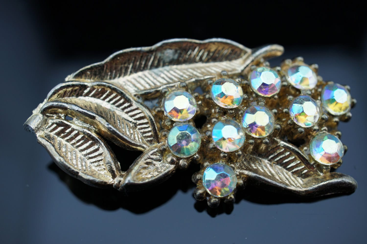 Art Deco Schmuck Blatt Ast Blumen Brosche Rund Minimalistisch Modernist Anmut Pin Goldton Funkelnd Rhinstone Cz Blüten Blätter U062 von LOVNTG