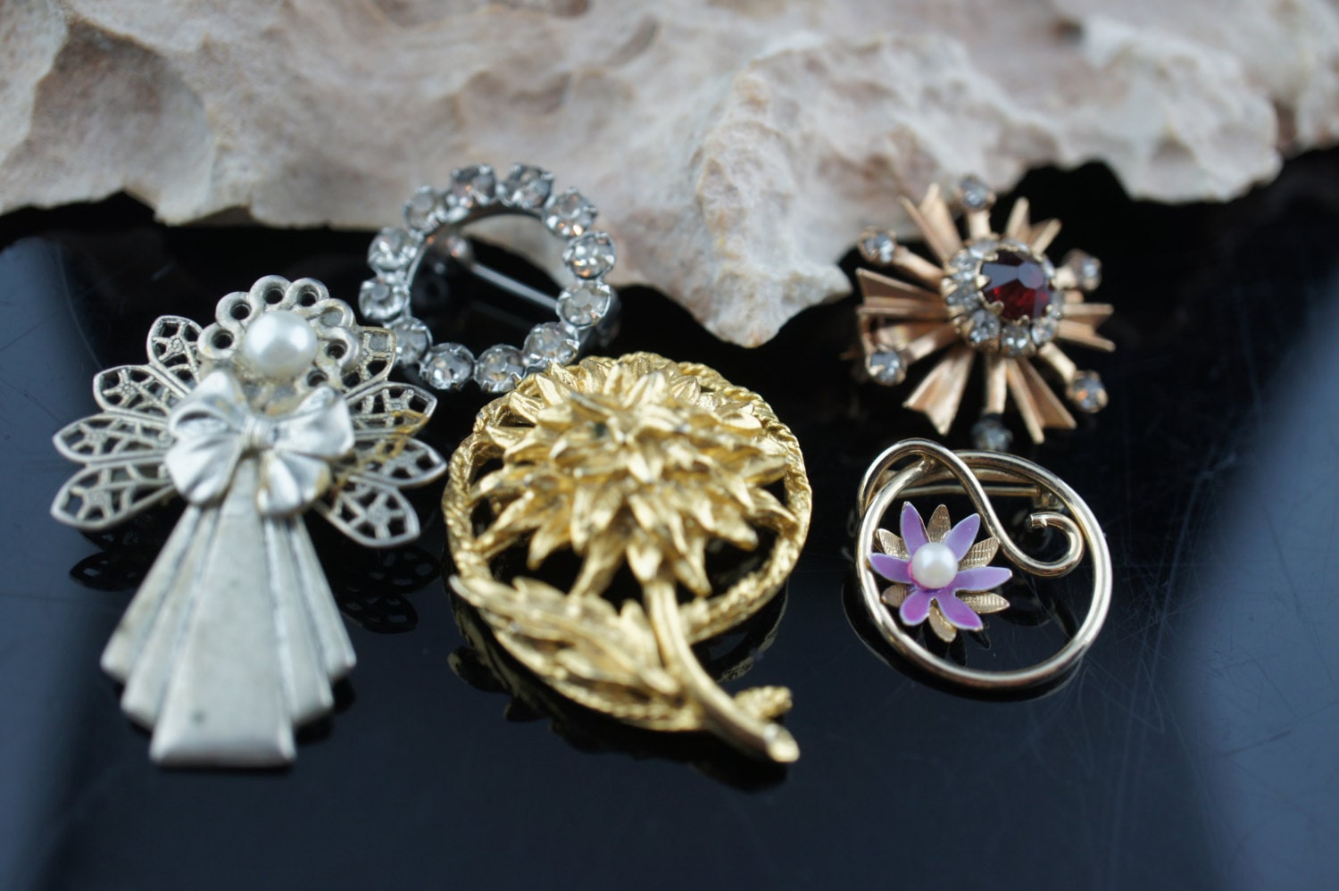 Art Deco Schmuck Blatt Blume Schleife Kranz Filigran Cz Brosche Rund Minimalistisch Modernist Anmut Pin Silber Gold Ton Set 5 V127 von LOVNTG