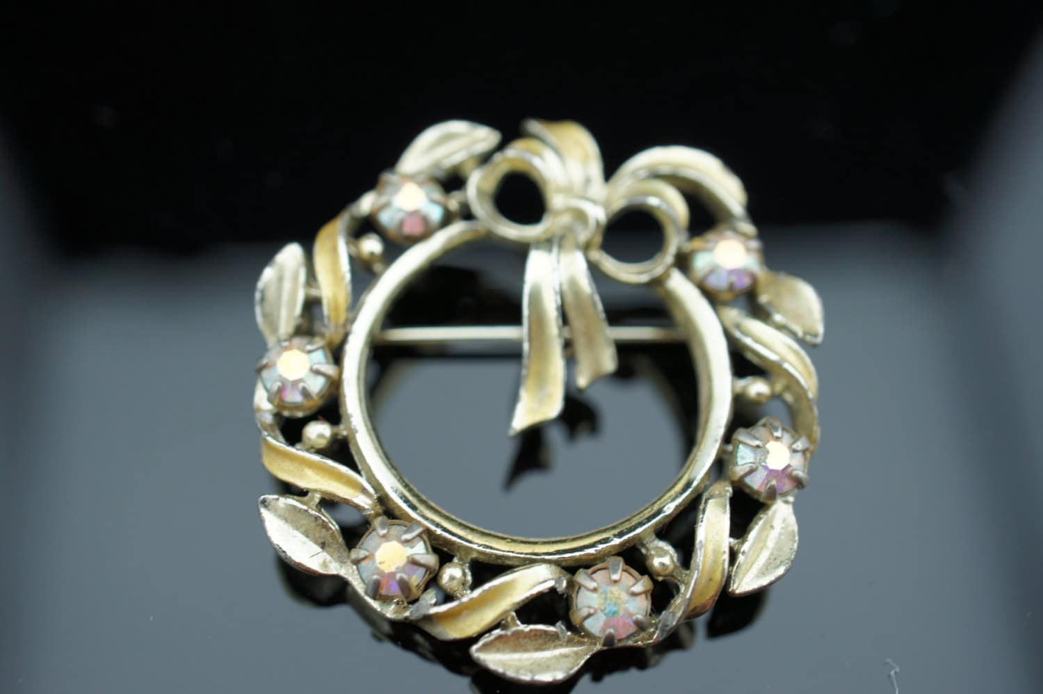 Art Deco Schmuck Blatt Kranz Blumen Brosche Rund Minimalistisch Modernist Anmut Pin Gold Ton Schleife Funkeln Rhinstone Cz Blätter U061 von LOVNTG