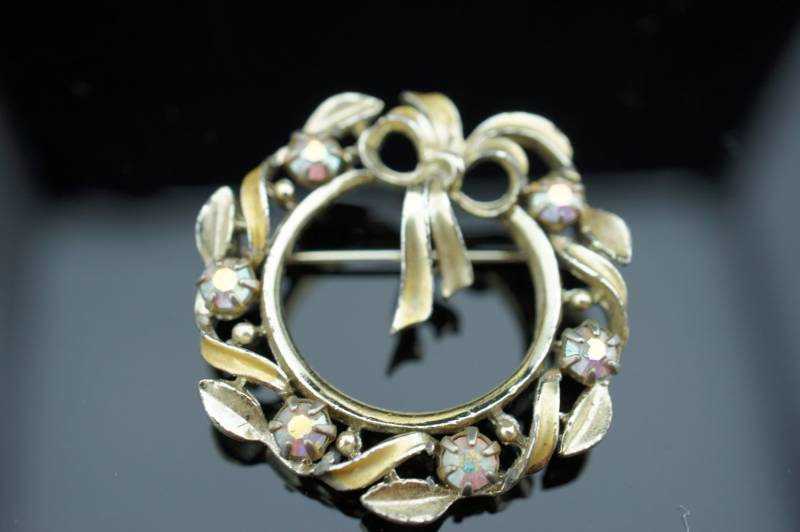 Art Deco Schmuck Blatt Kranz Blumen Brosche Rund Minimalistisch Modernist Anmut Pin Gold Ton Schleife Funkeln Rhinstone Cz Blätter U061 von LOVNTG