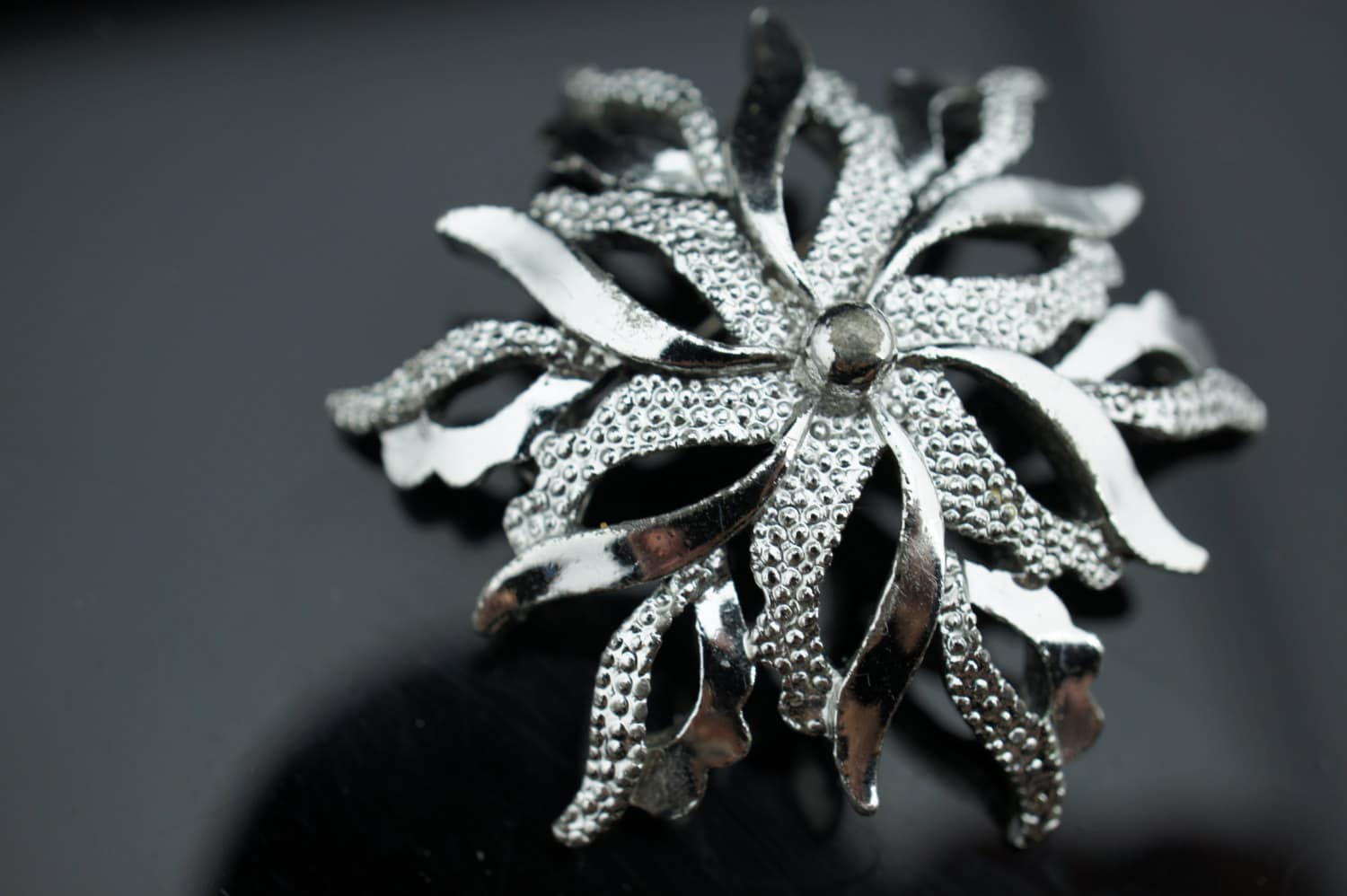 Art Deco Schmuck Blume Wellig Band Spray Pin Rund Silber Ton Gerrys Groß Runde Offene Scheibe Circa Minimalistisch Modernist Graceful U151 von LOVNTG