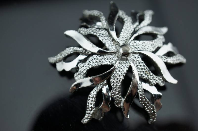 Art Deco Schmuck Blume Wellig Band Spray Pin Rund Silber Ton Gerrys Groß Runde Offene Scheibe Circa Minimalistisch Modernist Graceful U151 von LOVNTG