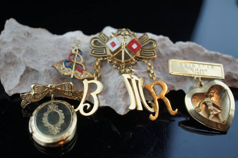 Art Deco Schmuck Brosche Charm Bmr Twin Star "'500'' Geöffnetes Medaillon Minimalistisch Modernist Anmut Pins Gold Ton 4Er Set V137 von LOVNTG