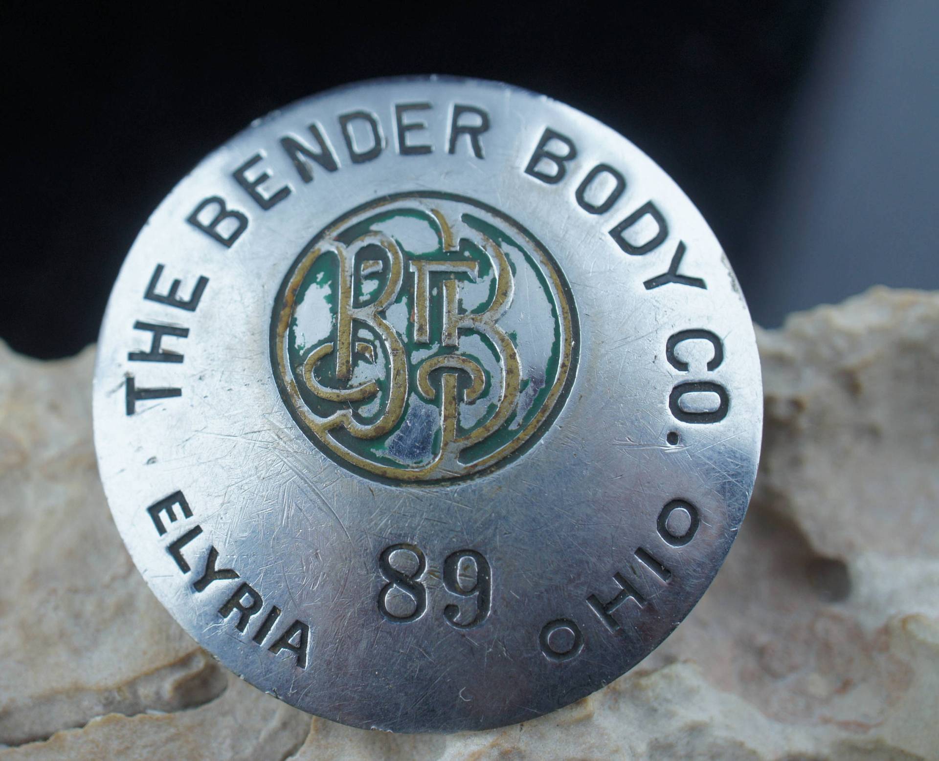 Art Deco Schmuck Brosche Pin The Bender Body Co. Ohio Elyria 89. Gestempelt Bickey - Grable Co Silberfarben Minimalistisch Modernist Graceful Cc169 von LOVNTG