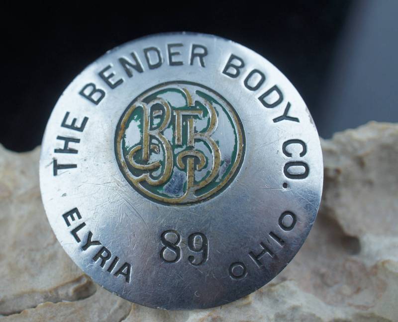 Art Deco Schmuck Brosche Pin The Bender Body Co. Ohio Elyria 89. Gestempelt Bickey - Grable Co Silberfarben Minimalistisch Modernist Graceful Cc169 von LOVNTG