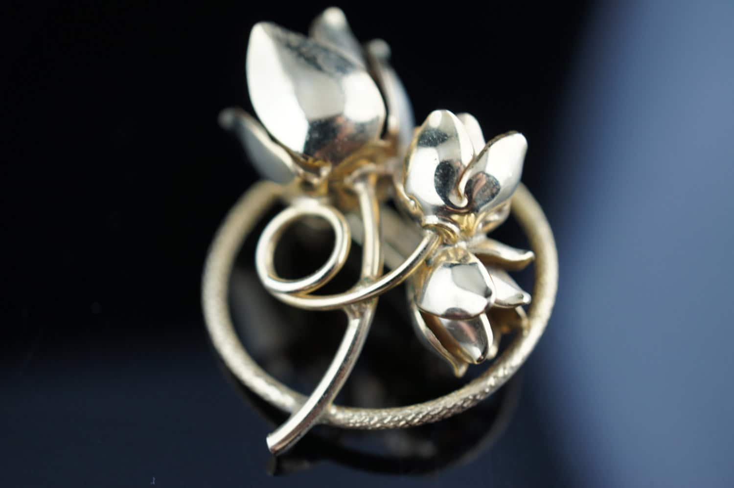 Art Deco Schmuck Brosche Rose Blume Pin Gold Ton Dünn Gerippt Glatt Kreis Rund Minimalistisch Modernist Anmut U174 von LOVNTG