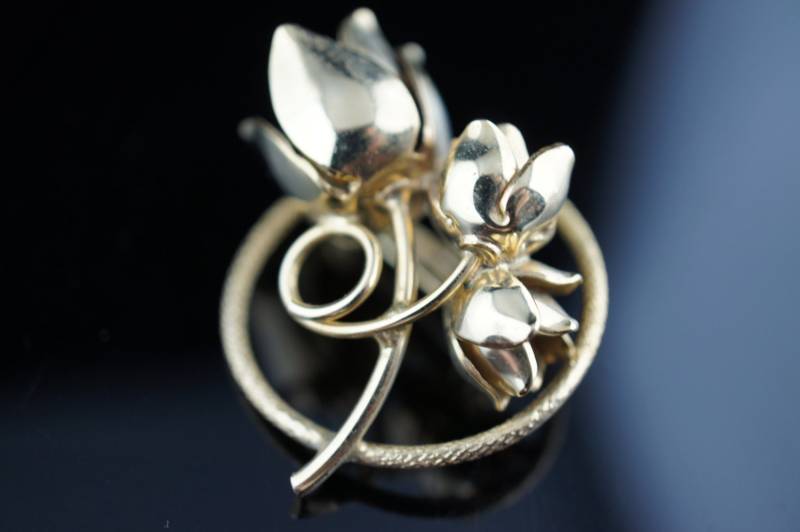 Art Deco Schmuck Brosche Rose Blume Pin Gold Ton Dünn Gerippt Glatt Kreis Rund Minimalistisch Modernist Anmut U174 von LOVNTG