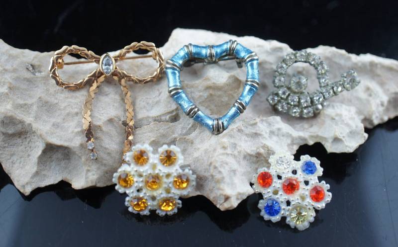 Art Deco Schmuck Brosche Schleife, Herz, Blume Minimalistisch Modernist Anmut Pins Gold Weiß Silber Ton Cz Emailliert 5 Bb4 von LOVNTG