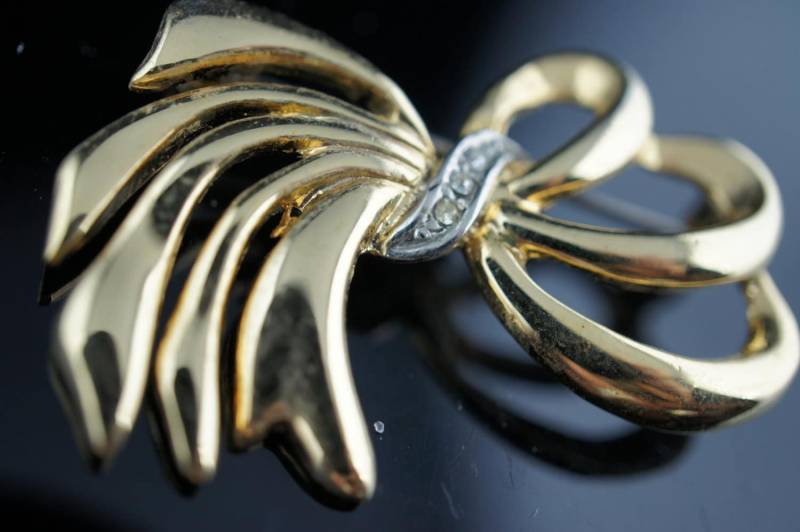 Art Deco Schmuck Brosche Schleife Blume Pin Gold Ton Circa Minimalistisch Modernist Anmut Cz U180 von LOVNTG