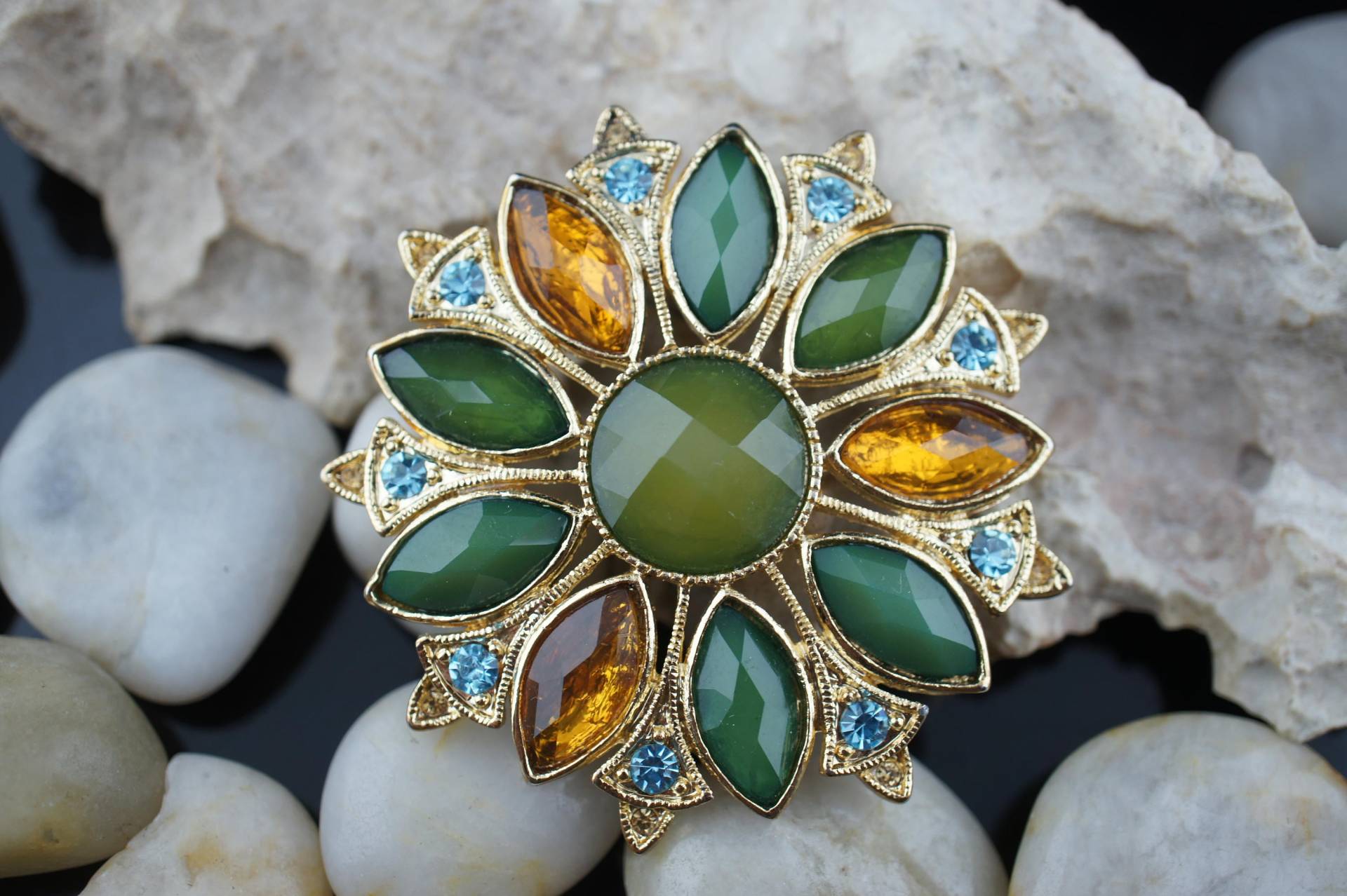 Art Deco Schmuck Brosche Vintage Goldfarben Blume Pin Cz Grün Gelb Steine Cc27 von LOVNTG