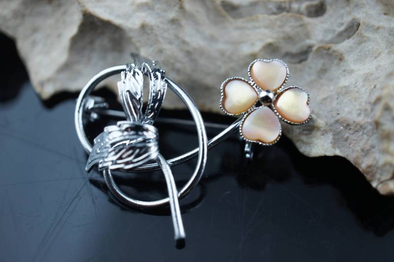 Art Deco Schmuck Brosche Vintage Silber Farben Irisierend Gelb Blume Pin Blätter Zweig Gedreht Stiel Dd68 von LOVNTG