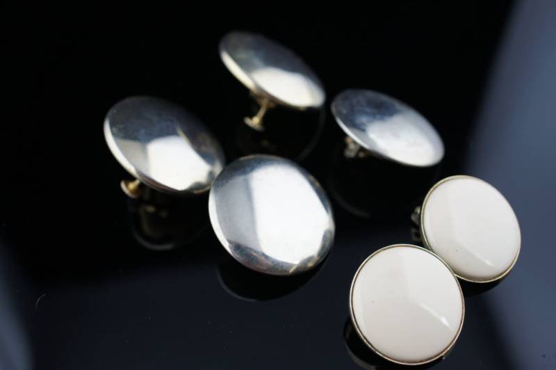 Art Deco Schmuck Ohrringe Vintage Set Clip On Screw Back Rund Knöpfe Kreis Funkeln Goldfarben Emailliert 3 Paar U148 von LOVNTG
