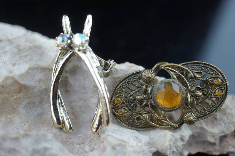 Art Deco Schmuck Pin Broschen Brosche Oval Geschnitzt Filigran Cz Aurora Borealis Minimalistisch Modernist Anmut Pins Gold Ton Set 2 Cc176 von LOVNTG