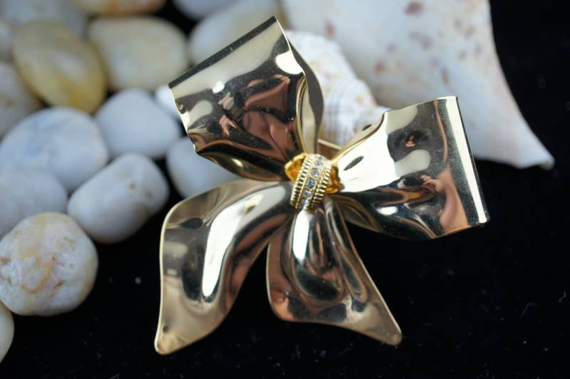 Art Deco Schmuck Rhinstone Bowknot Brosche Rund Minimalistisch Modernist Anmut Pin Goldton Weiß Cz U053 von LOVNTG