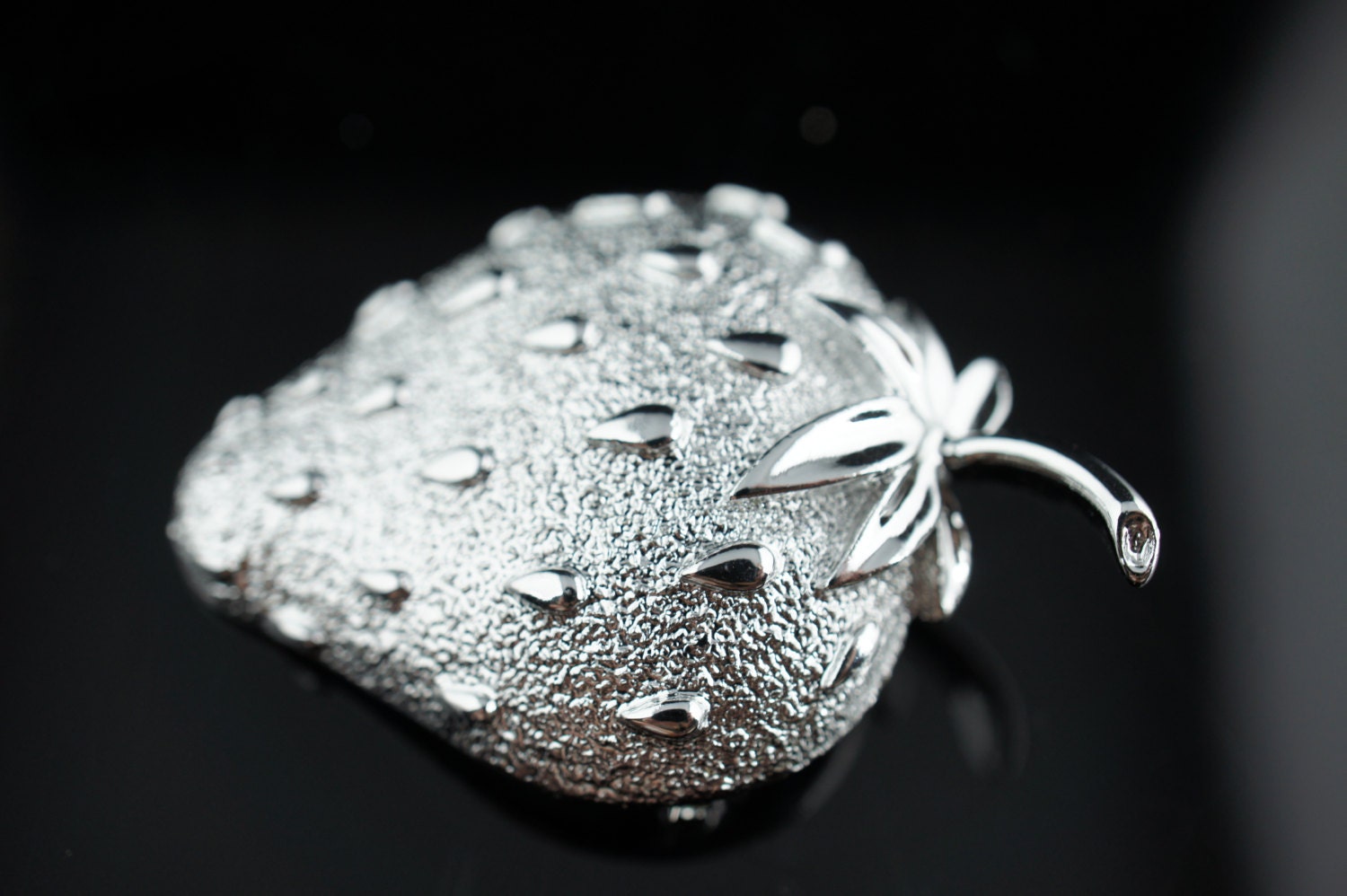 Art Deco Schmuck Sarah Coventry Erdbeer Pin Minimalistisch Elegant U169 von LOVNTG