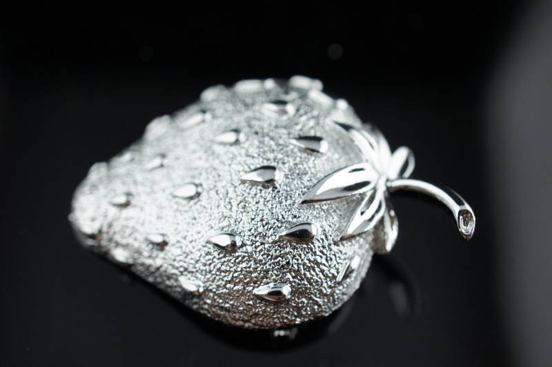 Art Deco Schmuck Sarah Coventry Erdbeer Pin Minimalistisch Elegant U169 von LOVNTG