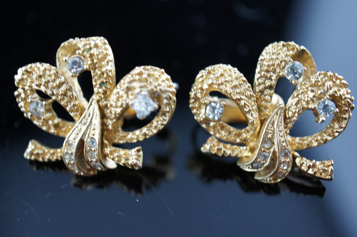 Art Deco Schmuck Strass Ohrringe Vintage Coro Gold Ton Schleife Strasssteine Clipon Weihnachten Circa Modernist 577 von LOVNTG