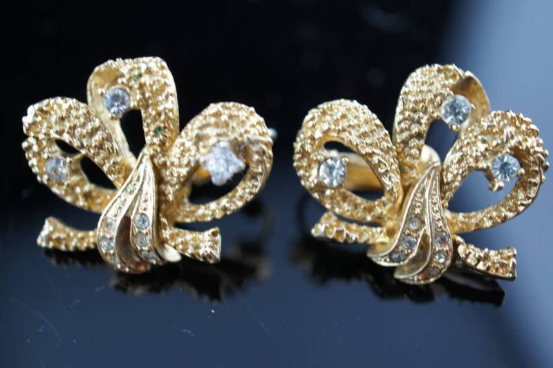 Art Deco Schmuck Strass Ohrringe Vintage Coro Gold Ton Schleife Strasssteine Clipon Weihnachten Circa Modernist 577 von LOVNTG