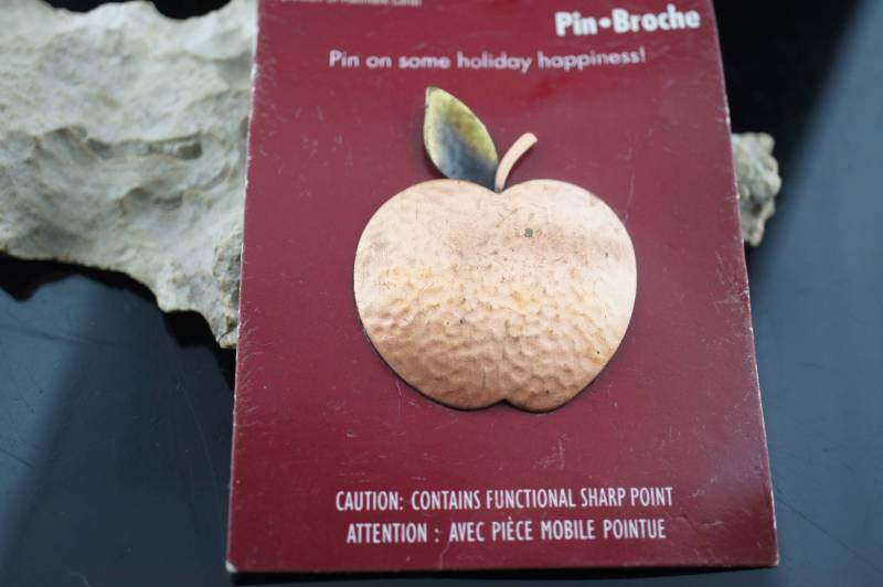 Art Deco Schmuck Vintage Heartline Cooper Apple Pin Brosche Auf Dem Etwas Urlaub Glück Minimalistisch Dd27 von LOVNTG