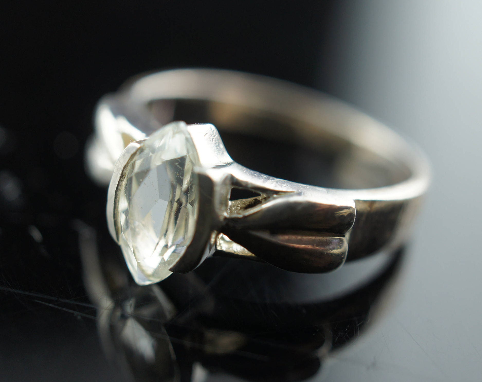 Art-Deco-Schmuck Vintage-Ring Handarbeit 925 Sterling Silber Größe 8 Klarer Stein Aurora Borealis Geschnitzt Circa Minimalist Hochzeit Verlobungcc61 von LOVNTG