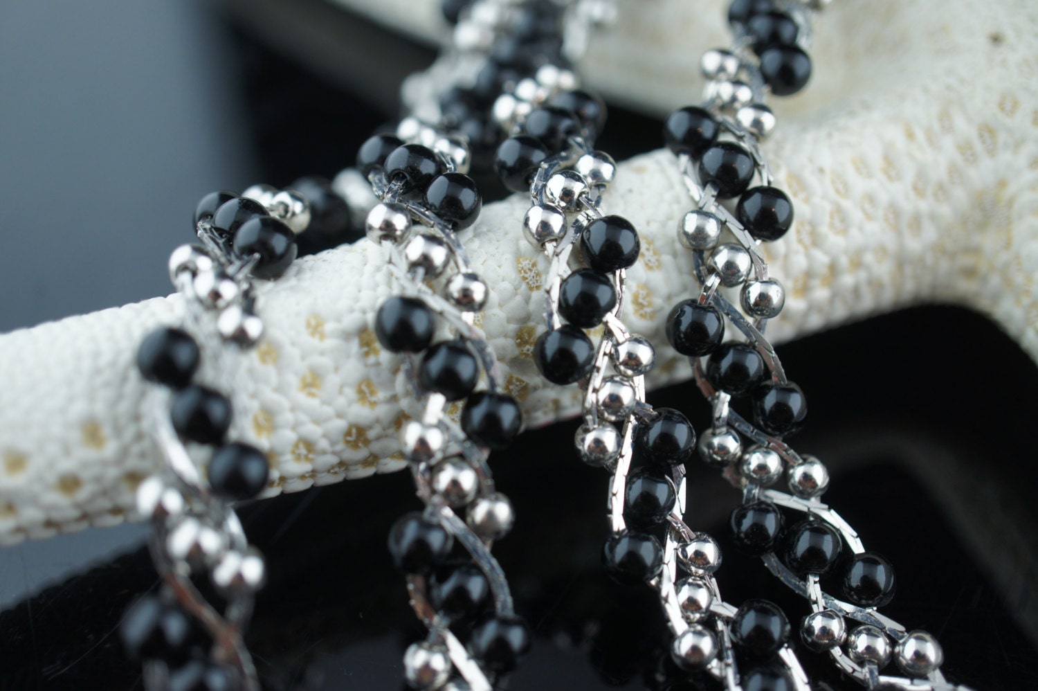 Art Deco Schmuck Vintage Rund Minimalist Halsreif Trifari Silber Schwarz Rocailles Perlen P077 von LOVNTG