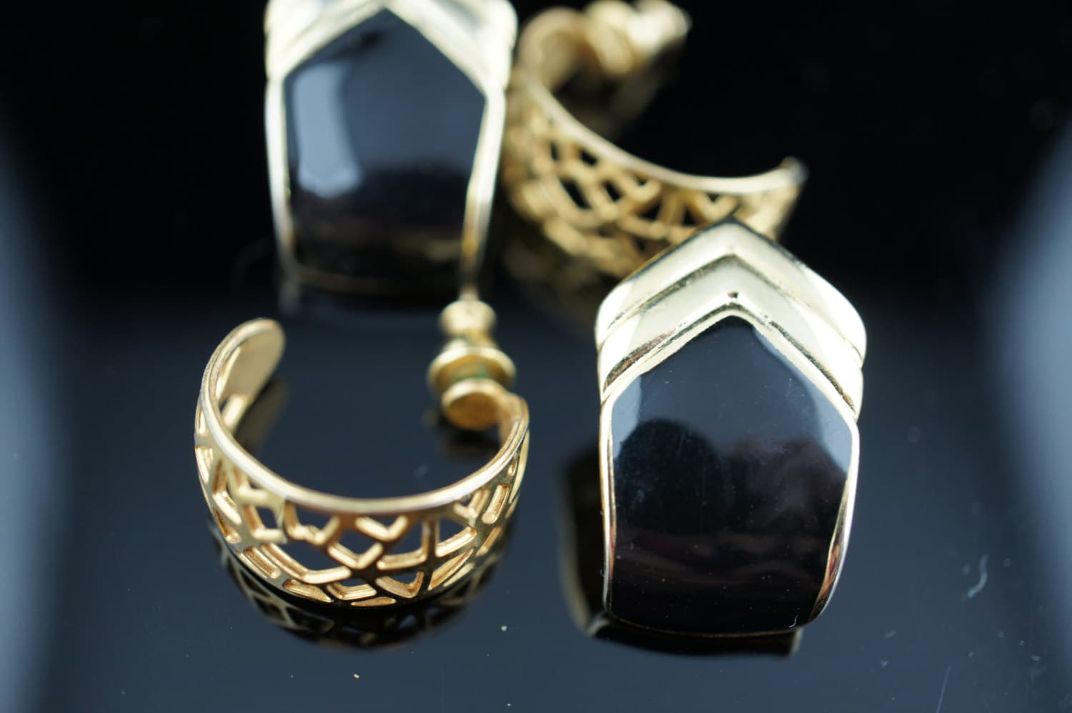 Art Deco Schmuck Vintage Rund Minimalistisch Halb Creole Funkeln Goldfarben Filigran Blatt Blätter Baum Offene Arbeit Emailliert 2Er Set U150 von LOVNTG