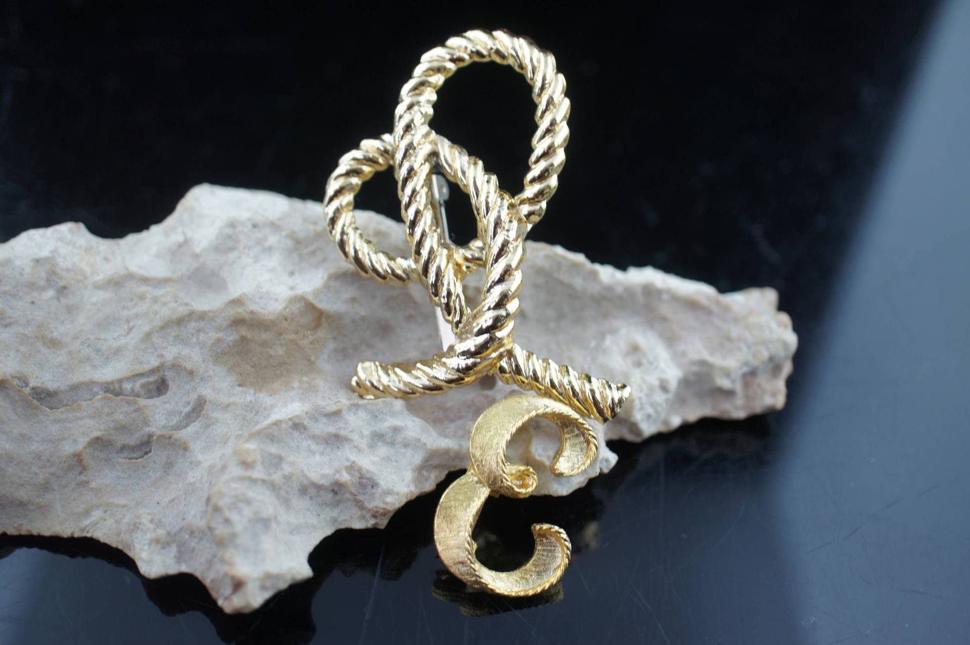 Art Deco Vintage Brosche Anstecknadel Schmuck E Buchstabe. Seil/Knoten Gehämmert, Goldfarbene Blume Rose Gehämmert Broschen Cc194 von LOVNTG