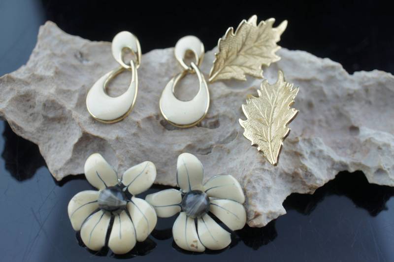 Art Deco Vintage Ohrringe Ohrstecker 3Er Set Emailliert Goldfarben Blume Blätter Tropfenteil Cc17 von LOVNTG