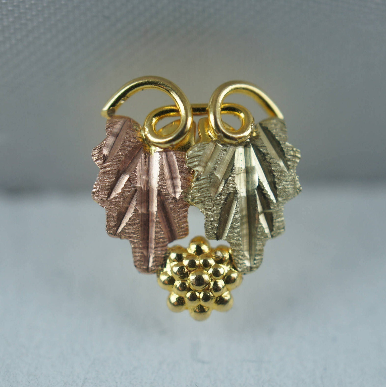 Art Deco Vintage Schmuck Solid Gold 10K Zweifarbig Rosa Und Gelb Dress Shirt Pin Brosche Blätter Trauben B von LOVNTG