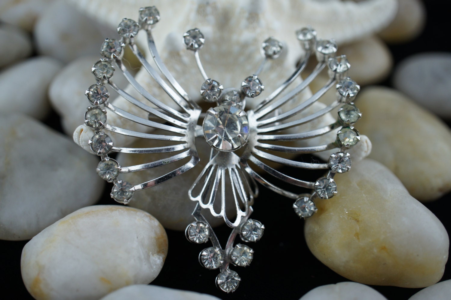 Aurora Borealis Kristall Schmuck Blume Fliege Insekt Klare Brosche Circa Minimalistisch Modernist Libelle Form Pin Silber Ton Strass U014 von LOVNTG