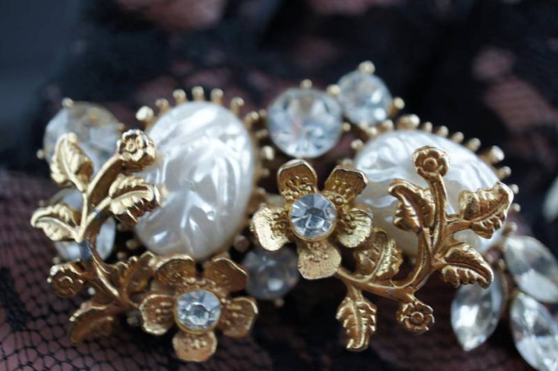 Aurora Borealis Kristall Schmuck Blume Klar Blau Brosche Rund Minimalistisch Modernist Anmut Form Pin Goldener Ton Strass Perle U012 von LOVNTG