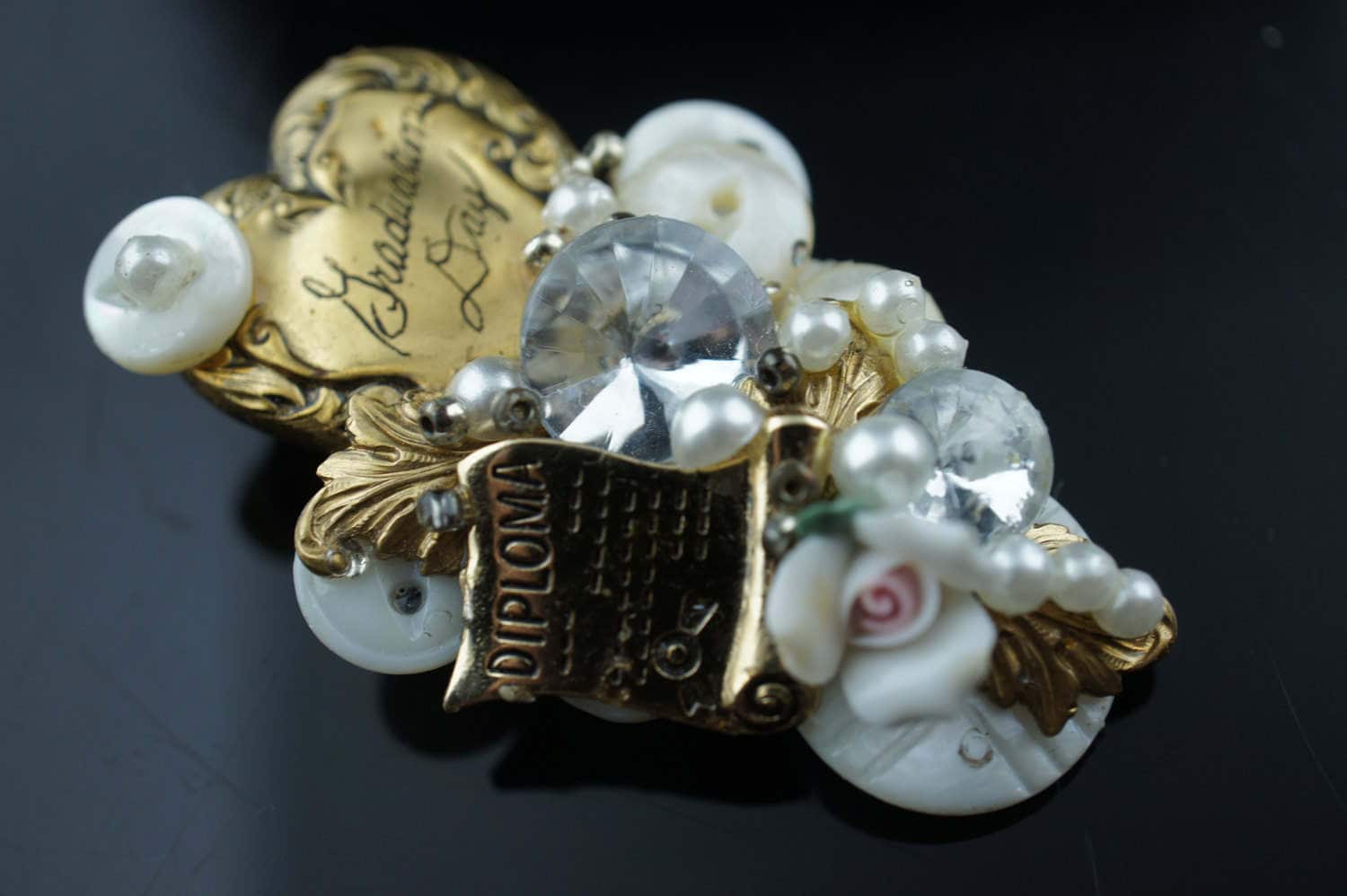 Brosche Blume B'sue Keramik Rouses Perlen Und Die Hälfte Des Metalls, Knöpfe Handgemacht Abschlusstag Diplom Kunst Vintage Schmuck Geschenk Aa001 von LOVNTG