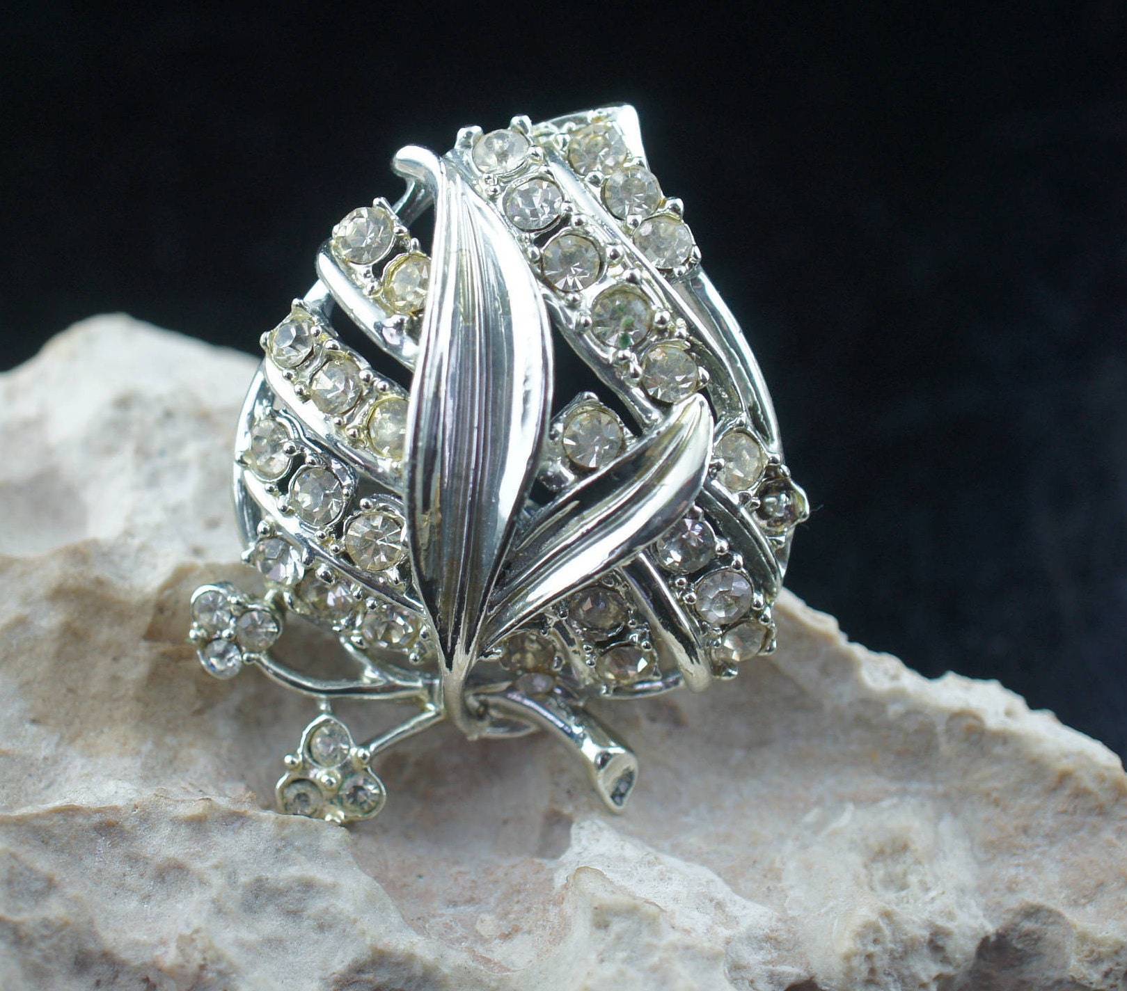 Brosche Silberfarben Cz Blätter Strauß Blume Vintage Schmuck Victorian Rhinstones Pin Circa Minimalistisch Modernist Graceful Dd108 von LOVNTG