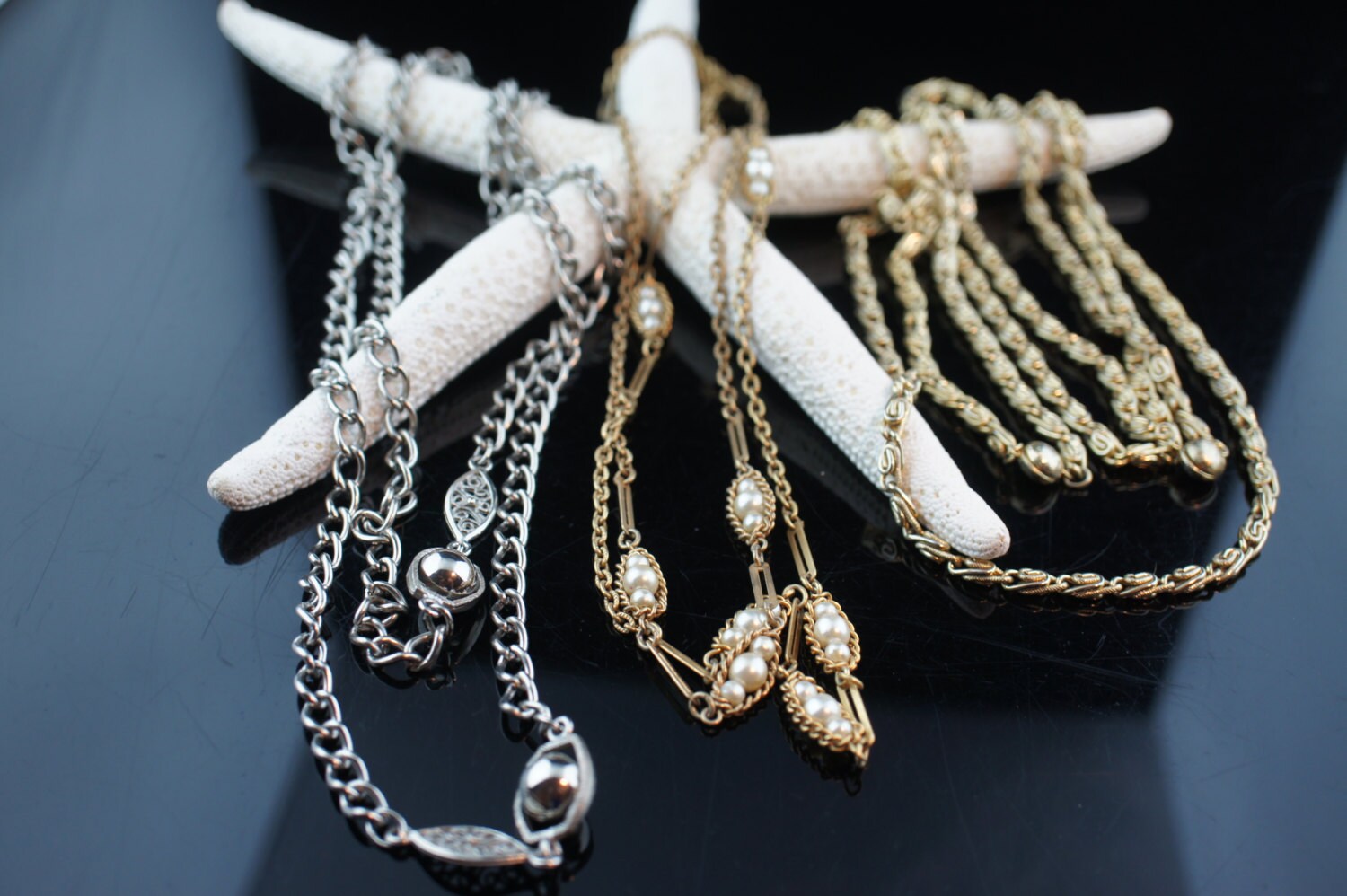 Carah Cov Halskette Kette Set 3 Halsketten Gold Silber Ton Perlen Vintage Art Deco Geschenk Zirka Modernist Ring Im Design Scroll Link A155 von LOVNTG