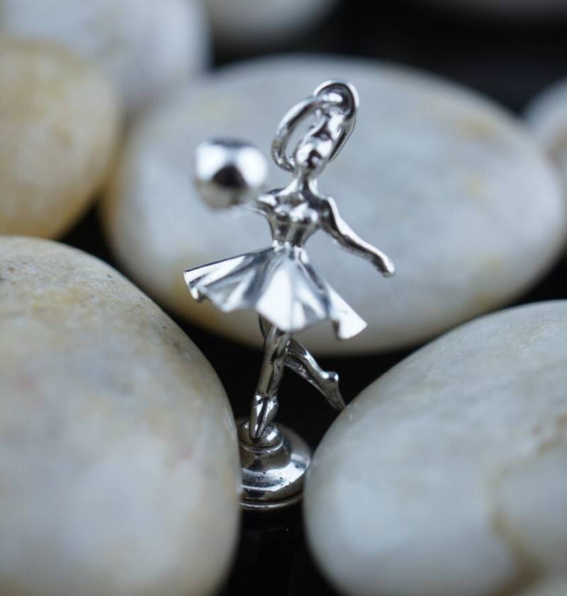 Charm Anhänger Sterlingsilber Ballerina Girl Mit Sprungball Art Deco Vintage Schmuck U213 von LOVNTG