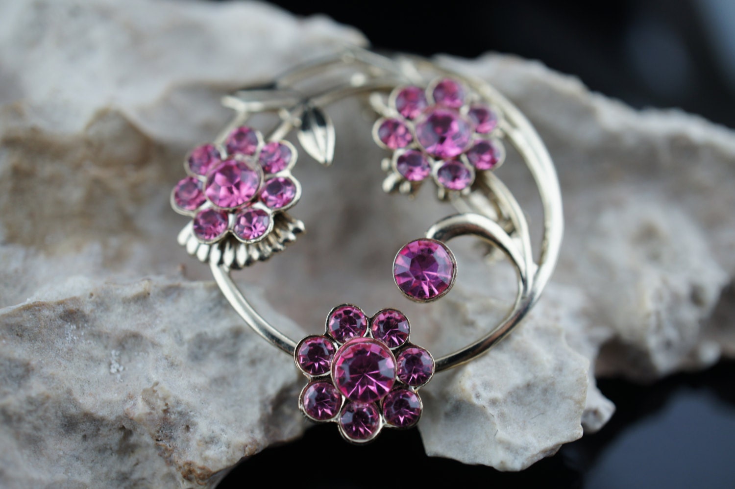 Circa Floral Blume Rosa Violett Kamille Zweig Blatt Brosche Pin Art Vintage Schmuck Modernist Kreise Q126 von LOVNTG