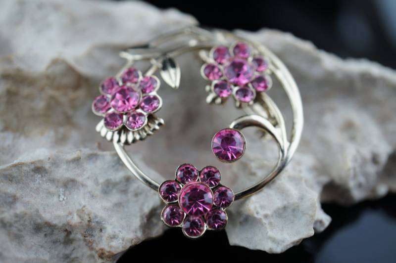 Circa Floral Blume Rosa Violett Kamille Zweig Blatt Brosche Pin Art Vintage Schmuck Modernist Kreise Q126 von LOVNTG