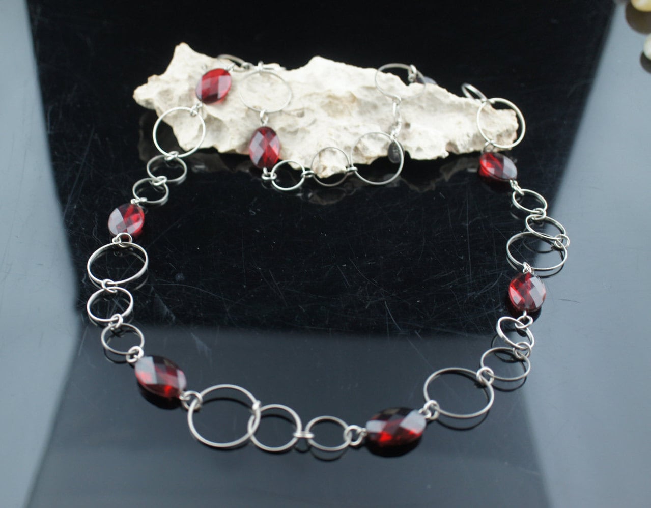 Claires Vintage Art Deco Halskette Kettenring Im Ring Design Silberfarben Rot Perlen Große Creole Circa Modernist L036 von LOVNTG