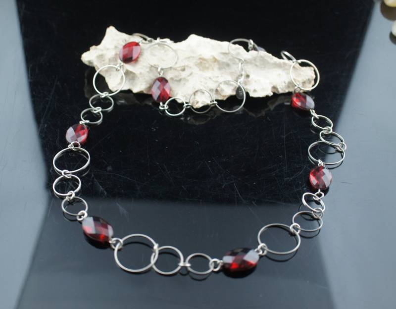 Claires Vintage Art Deco Halskette Kettenring Im Ring Design Silberfarben Rot Perlen Große Creole Circa Modernist L036 von LOVNTG